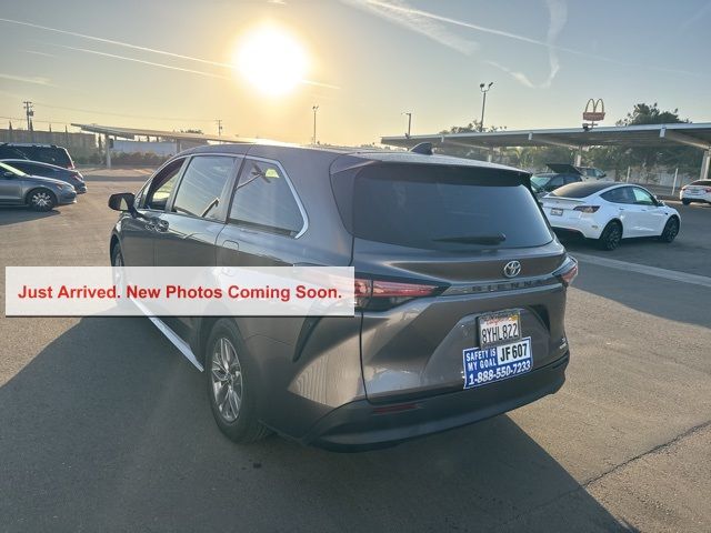 2021 Toyota Sienna LE