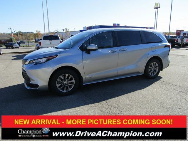 2021 Toyota Sienna LE