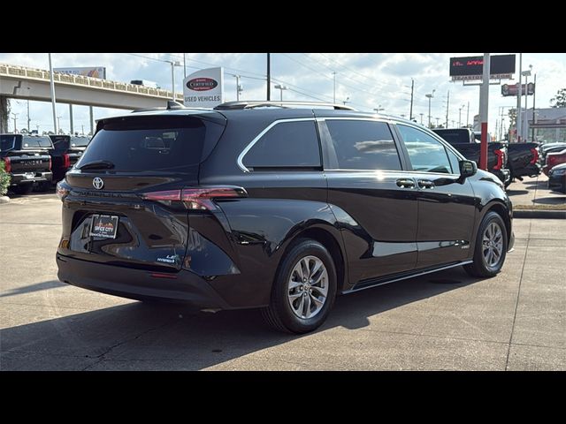 2021 Toyota Sienna LE