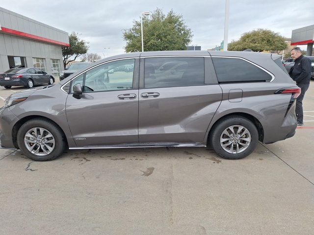 2021 Toyota Sienna LE