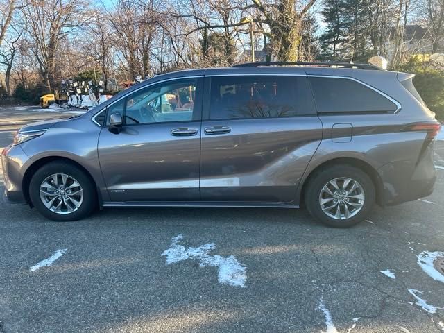 2021 Toyota Sienna LE