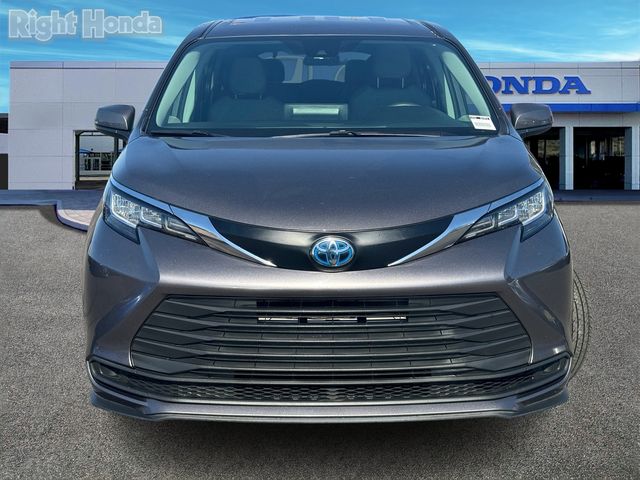 2021 Toyota Sienna LE