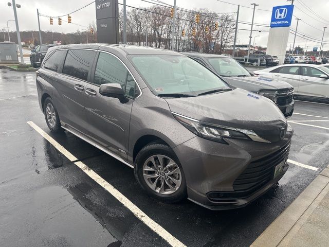 2021 Toyota Sienna LE