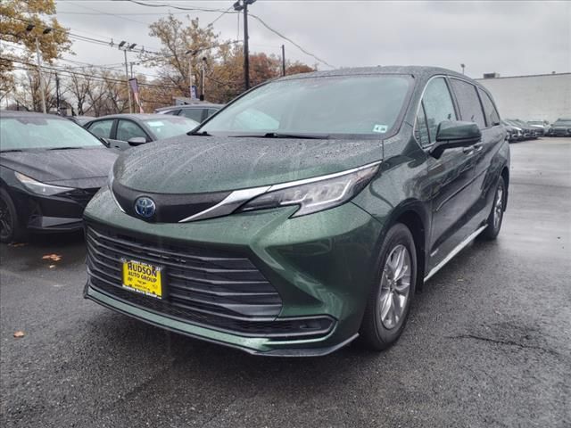 2021 Toyota Sienna LE