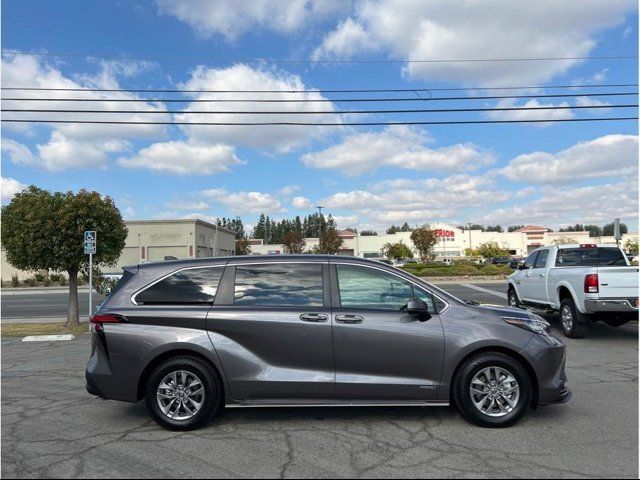 2021 Toyota Sienna LE