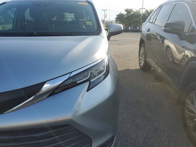 2021 Toyota Sienna LE