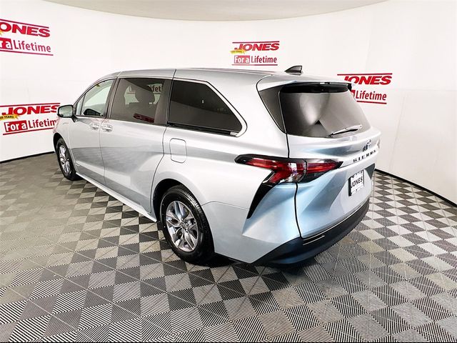 2021 Toyota Sienna LE