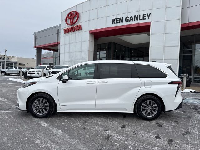 2021 Toyota Sienna LE