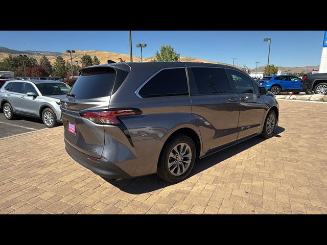 2021 Toyota Sienna LE