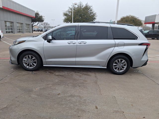 2021 Toyota Sienna LE