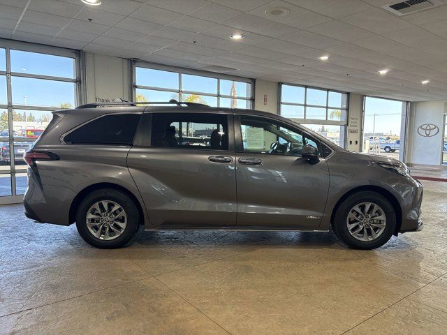 2021 Toyota Sienna LE