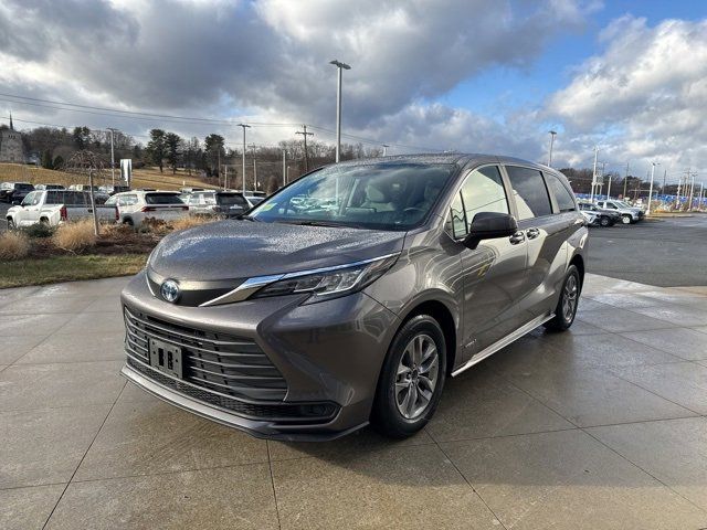 2021 Toyota Sienna LE