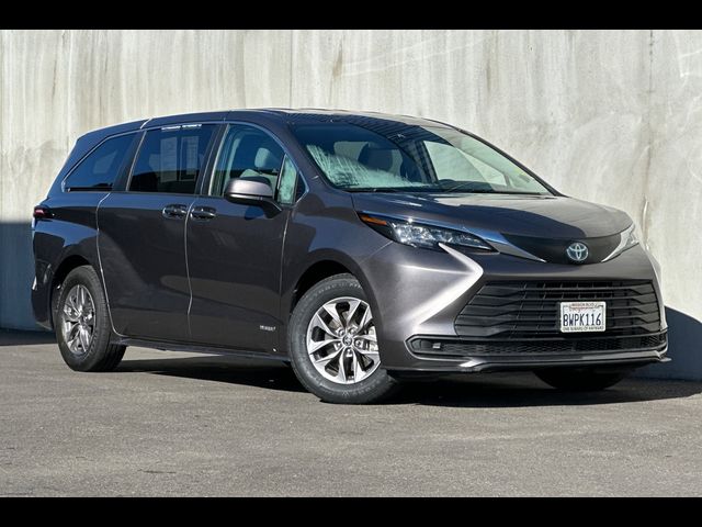 2021 Toyota Sienna LE