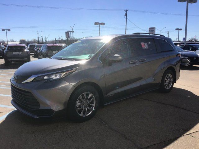 2021 Toyota Sienna LE