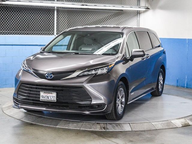 2021 Toyota Sienna LE