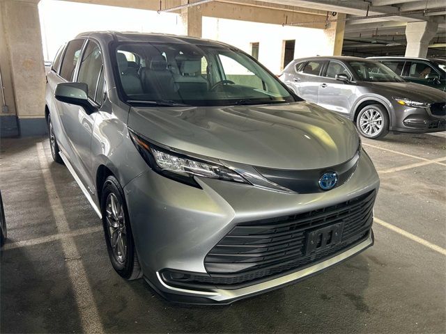 2021 Toyota Sienna LE