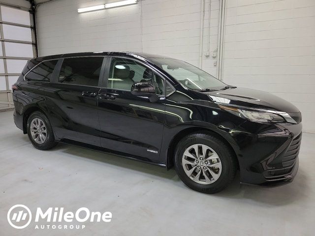 2021 Toyota Sienna LE