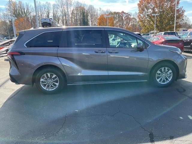 2021 Toyota Sienna LE