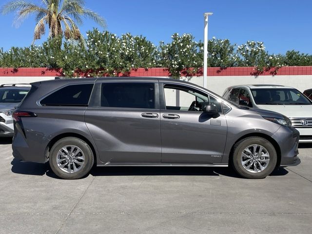 2021 Toyota Sienna LE