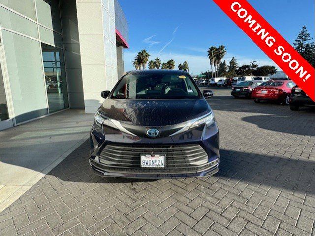 2021 Toyota Sienna LE