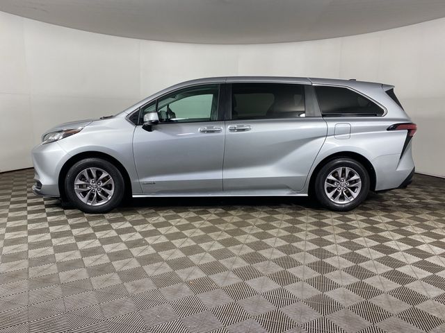 2021 Toyota Sienna LE