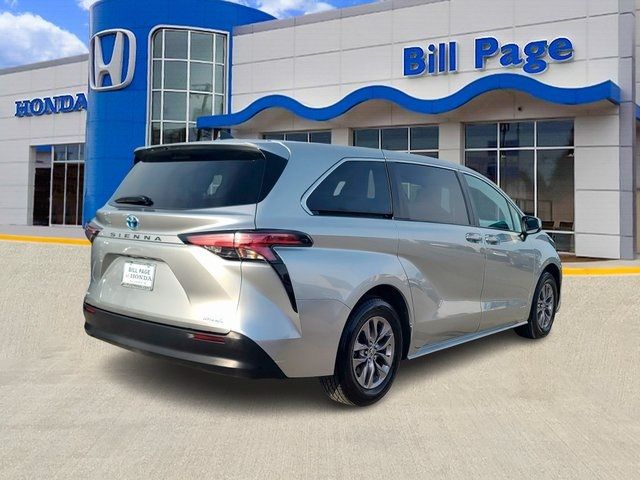 2021 Toyota Sienna LE