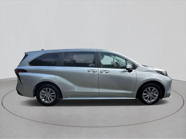 2021 Toyota Sienna LE