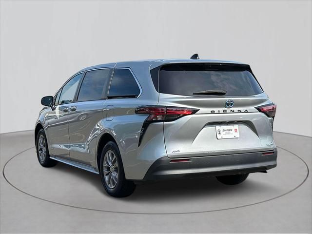 2021 Toyota Sienna LE