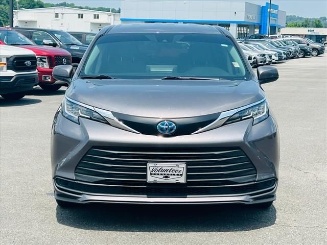 2021 Toyota Sienna LE