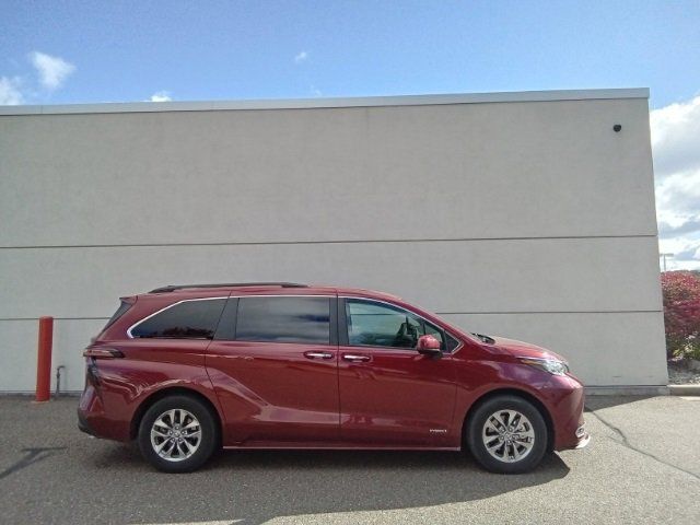 2021 Toyota Sienna XLE