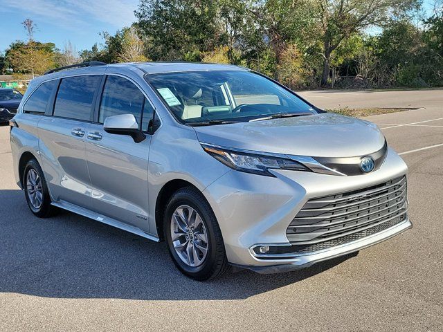 2021 Toyota Sienna XLE