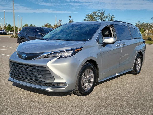 2021 Toyota Sienna XLE