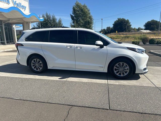 2021 Toyota Sienna XLE