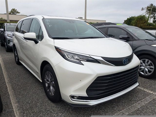 2021 Toyota Sienna XLE