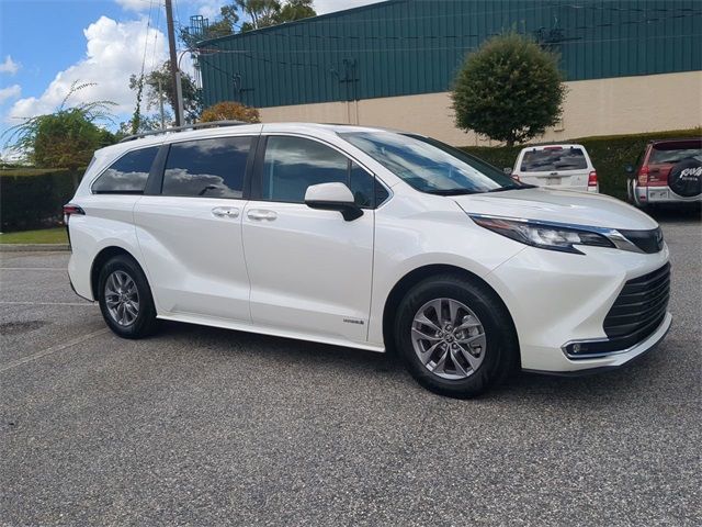 2021 Toyota Sienna XLE