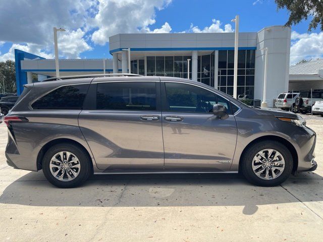 2021 Toyota Sienna XLE