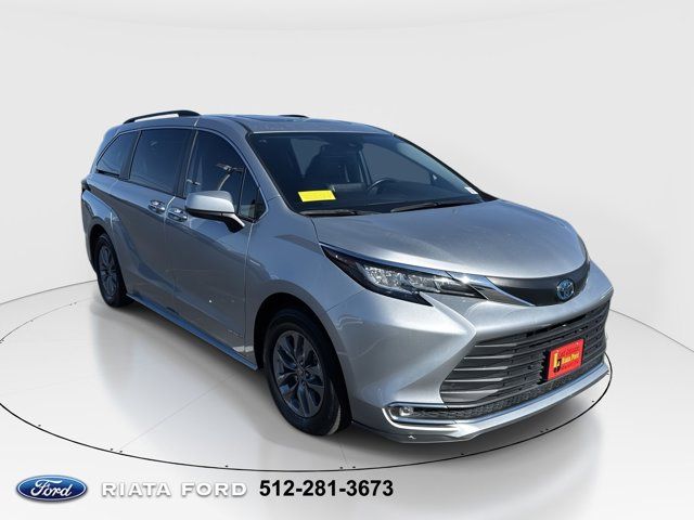 2021 Toyota Sienna XLE