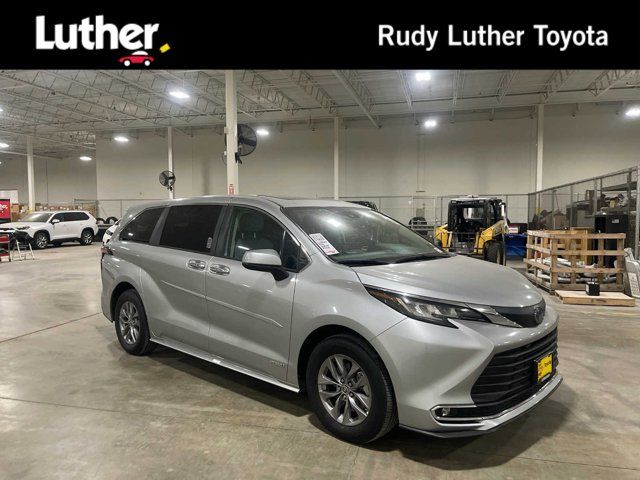 2021 Toyota Sienna XLE