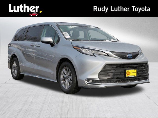 2021 Toyota Sienna XLE