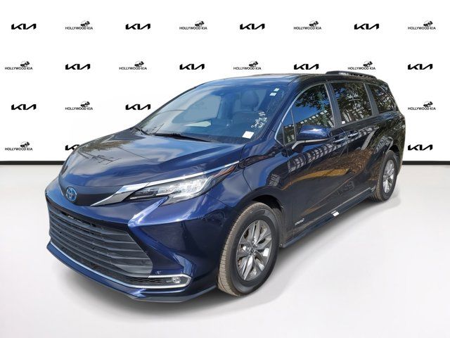 2021 Toyota Sienna XLE