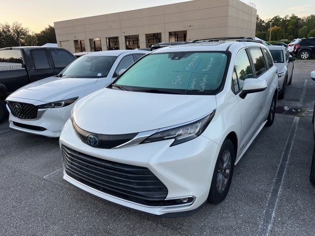 2021 Toyota Sienna XLE