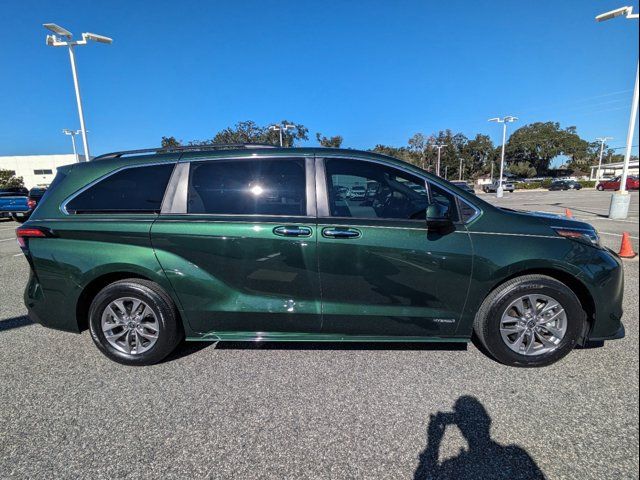 2021 Toyota Sienna XLE