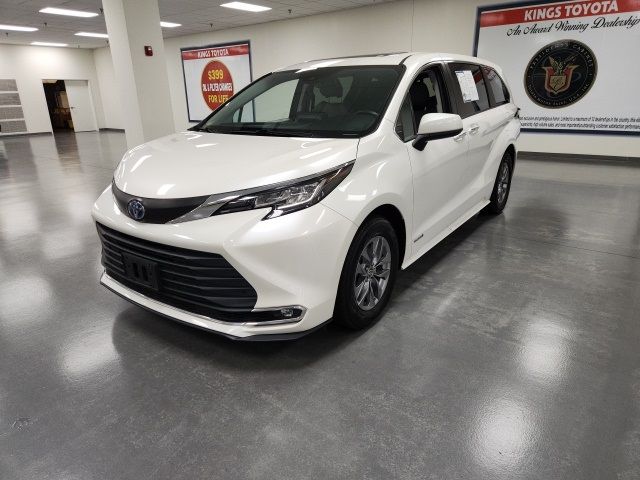 2021 Toyota Sienna XLE