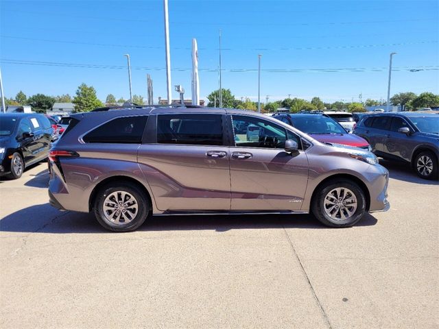 2021 Toyota Sienna XLE