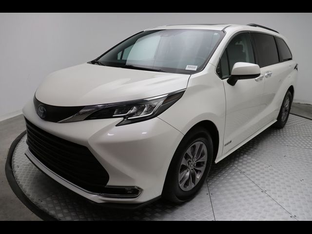 2021 Toyota Sienna XLE