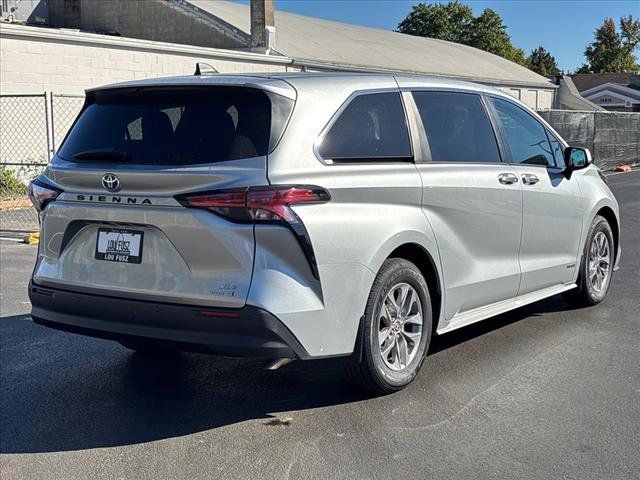 2021 Toyota Sienna XLE