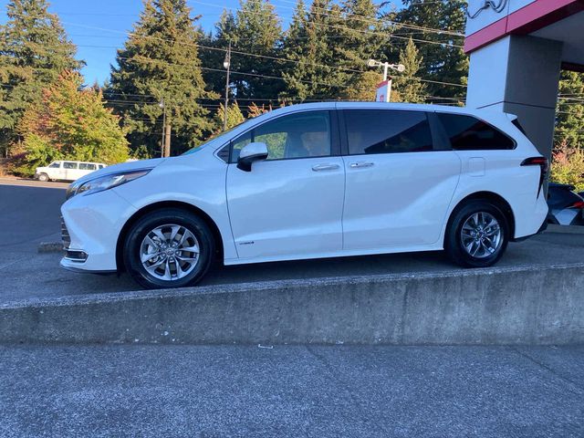 2021 Toyota Sienna XLE