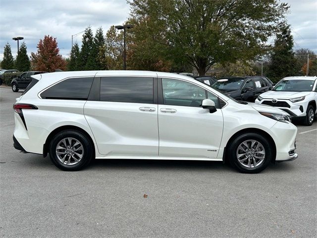 2021 Toyota Sienna XLE