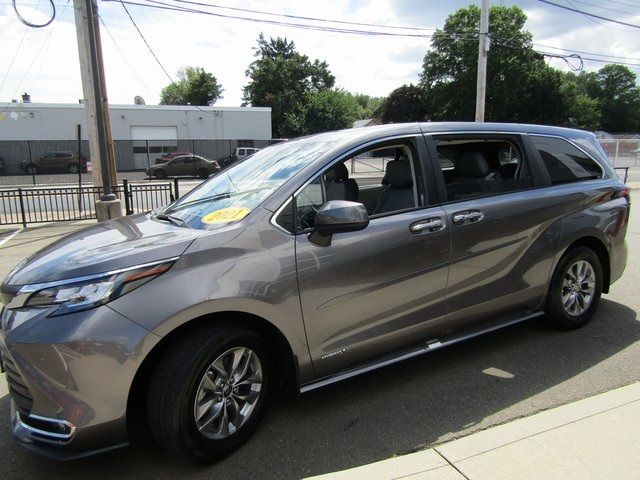 2021 Toyota Sienna XLE