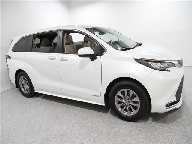 2021 Toyota Sienna XLE